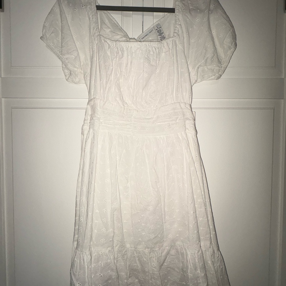 Elegant White Dress with Puff Sleeves